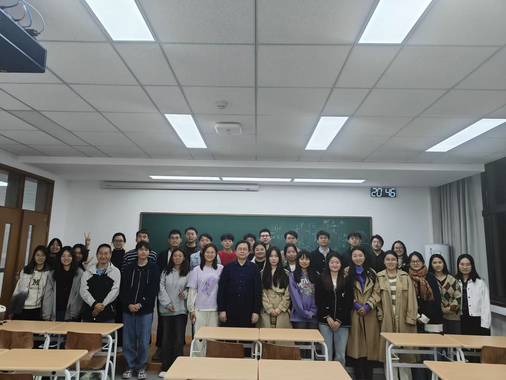 2023年授课期间与学生摄于教室.jpg
